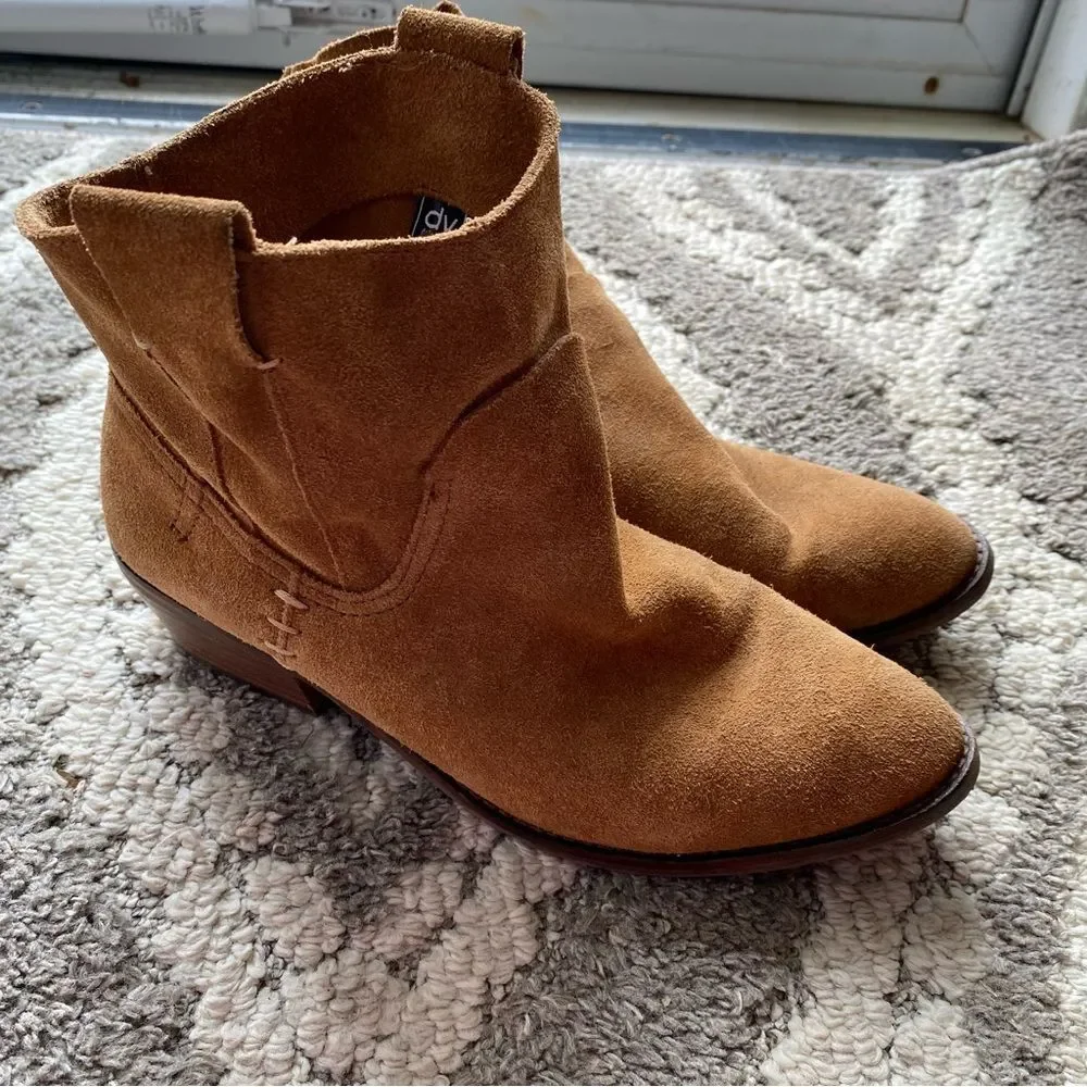 DV Dolce Vita grayden slouchie suede leather ankle boots 8